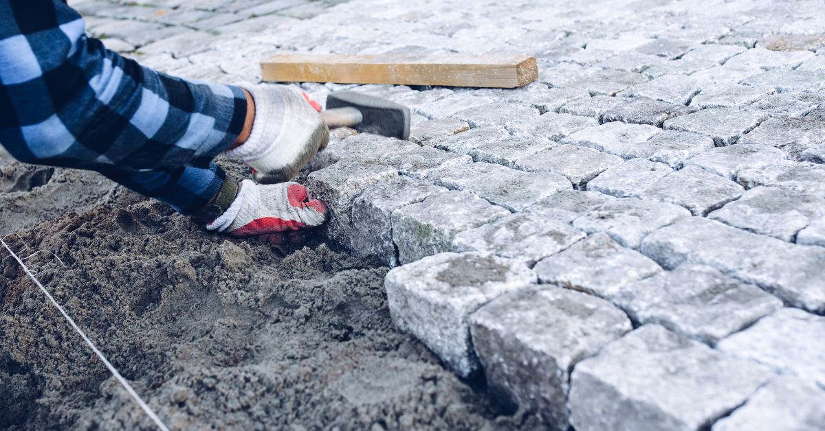 Brolægger lægger brosten